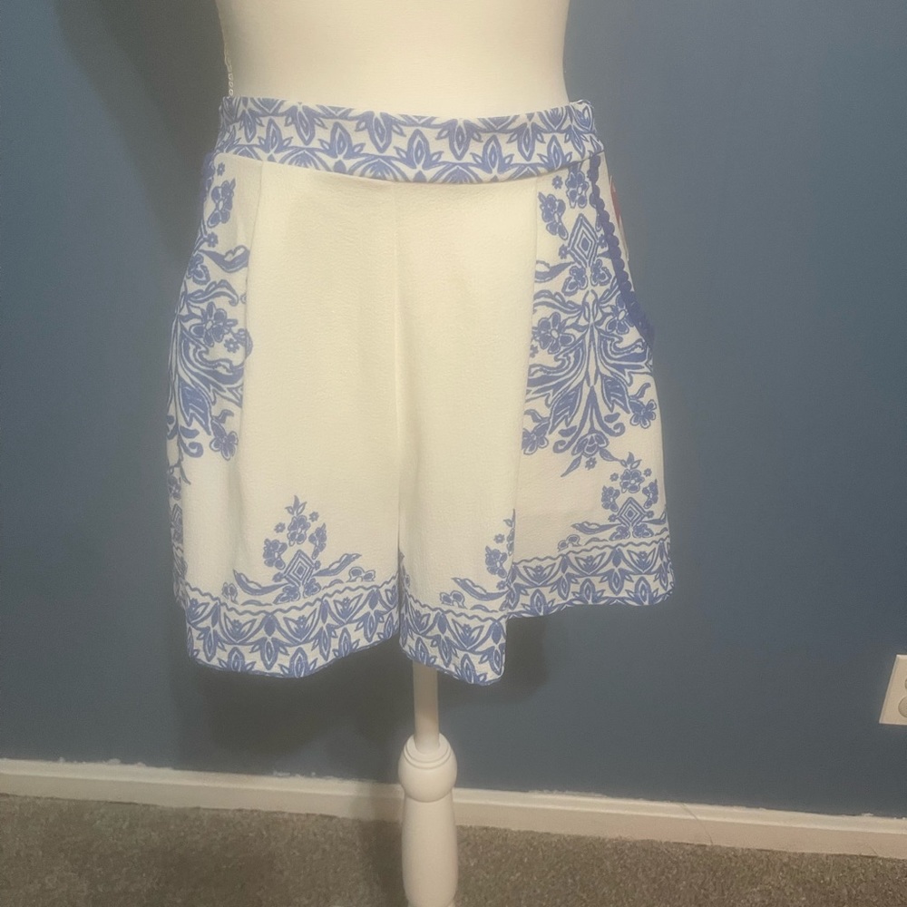 Exhilaration white and blue embroidered shorts with pockets size S